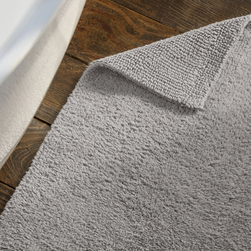 Reversible Bath Rug in Silver