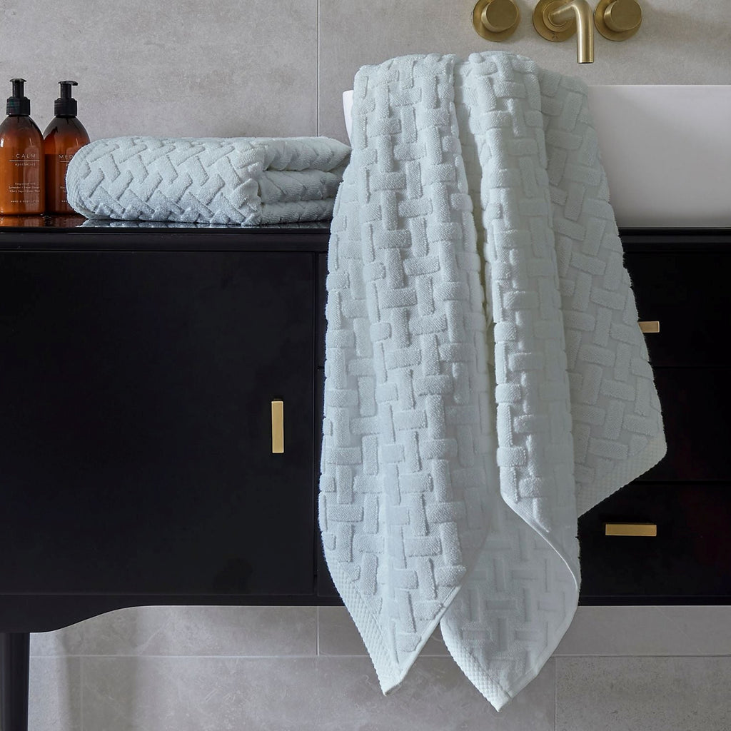 Christy "Trellis" Bath Towel Collections in Glacier (Silver)