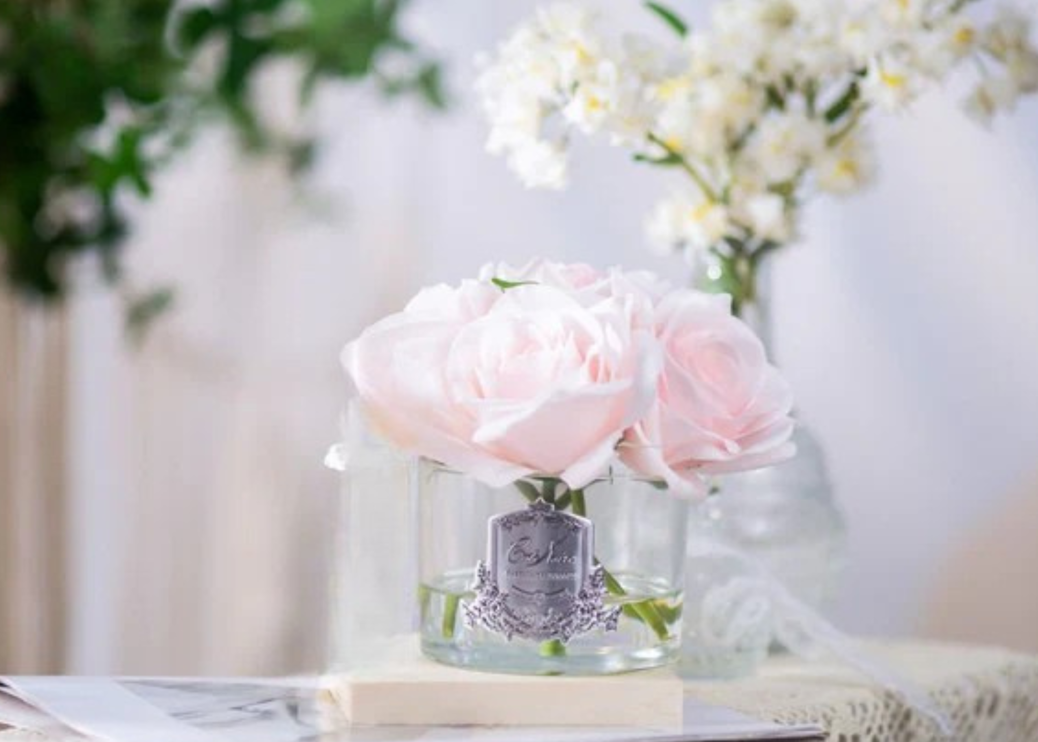 Linen Obsession "Five Rose Bouquet" in Glass Vase – 5 Artificial Silk Flowers