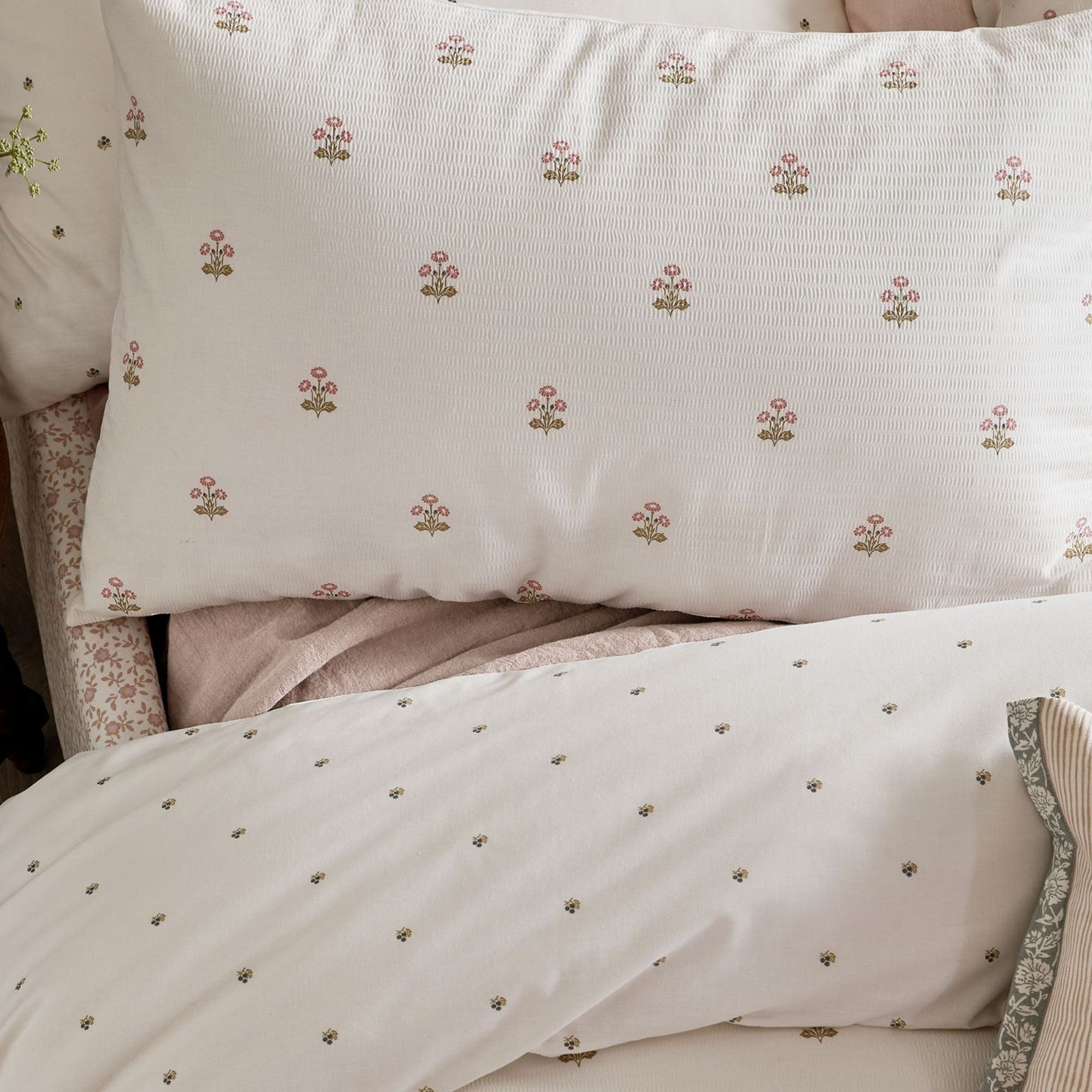 Harthill Daisy Duvet Cover Set in Raspberry Pink