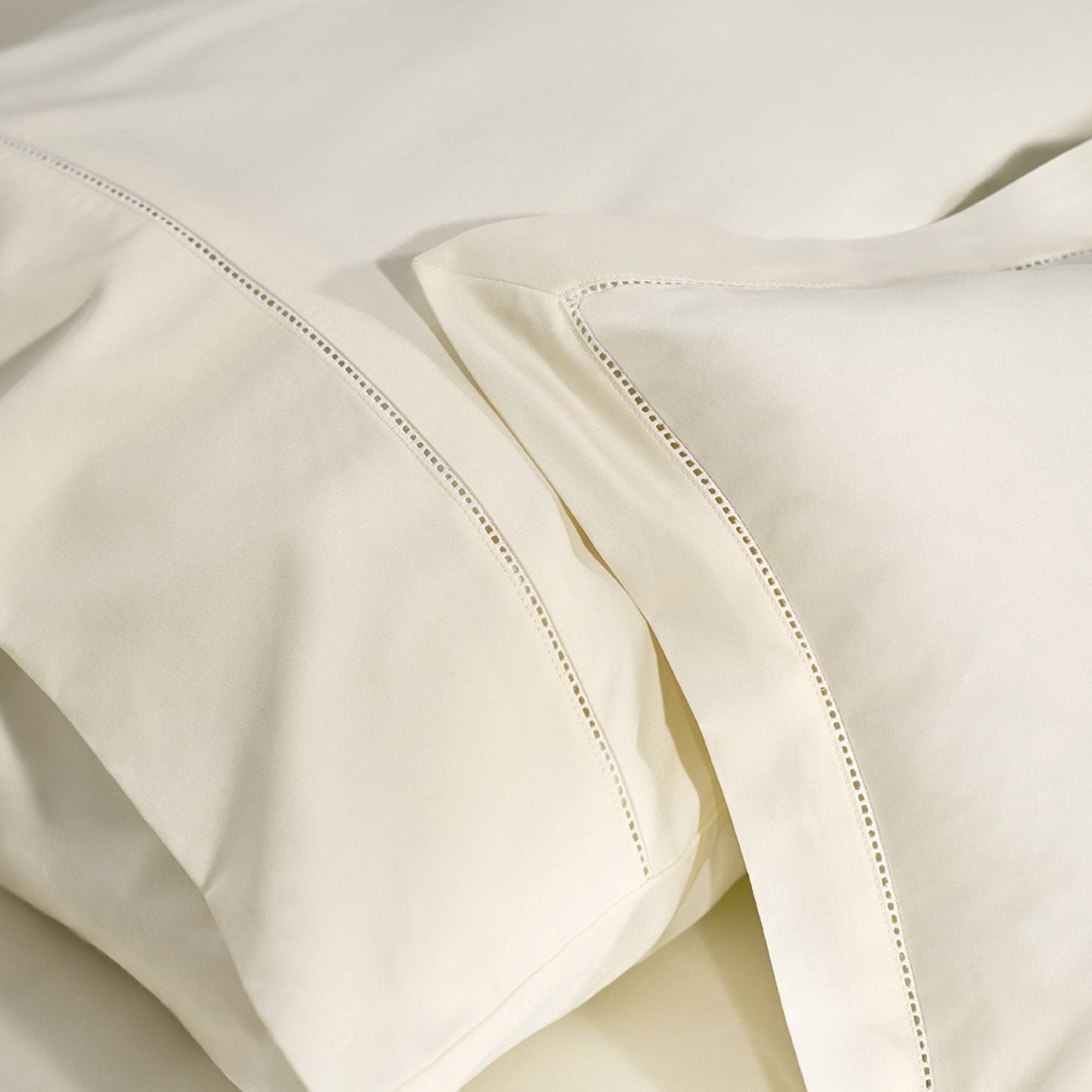 900 TC Luxe Touch Flat Sheet in Cream