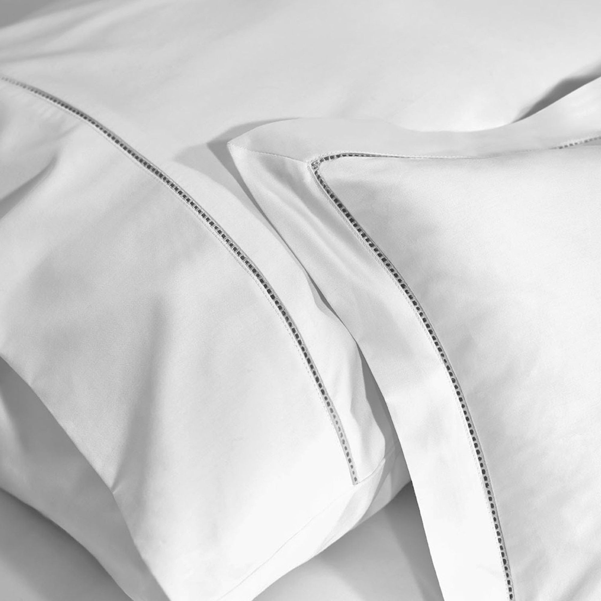 900 TC Luxe Touch Flat Sheet in White and Silver