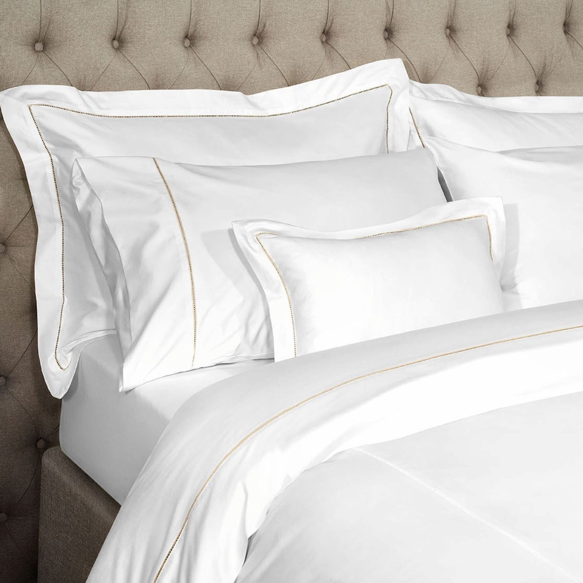 900 TC Luxe Touch Flat Sheet in White and Gold