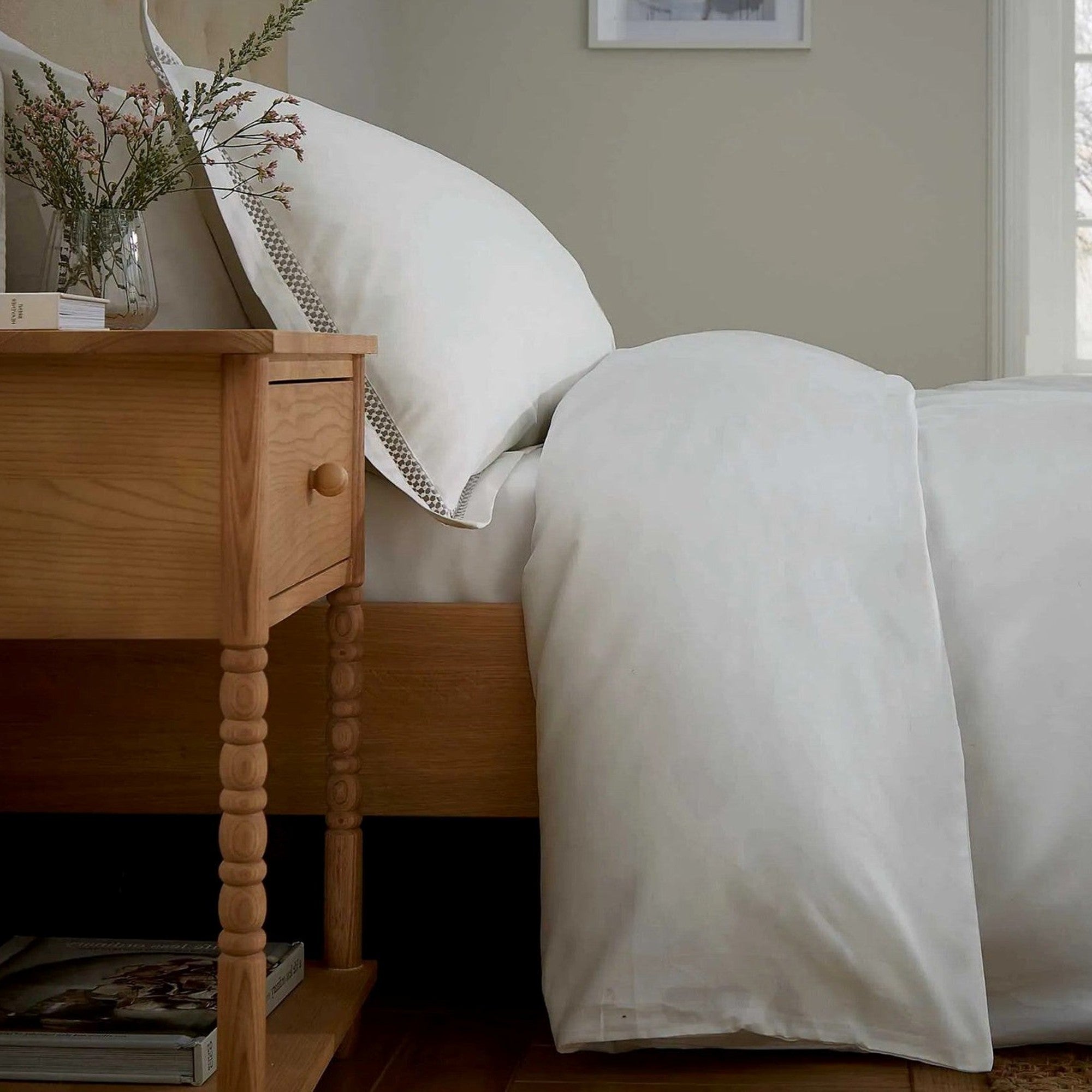 Murmur Efa Duvet Cover Set in White