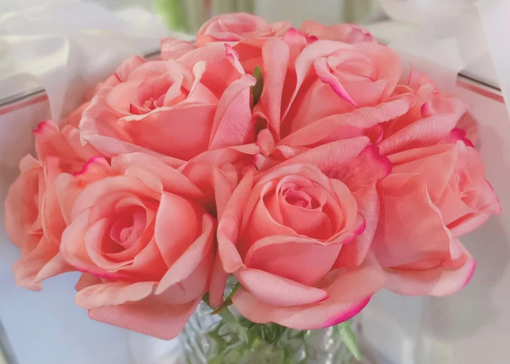 Linen Obsession "Rose Buds Herringbone Bouquet" in Glass Vase – Artificial Silk Flowers