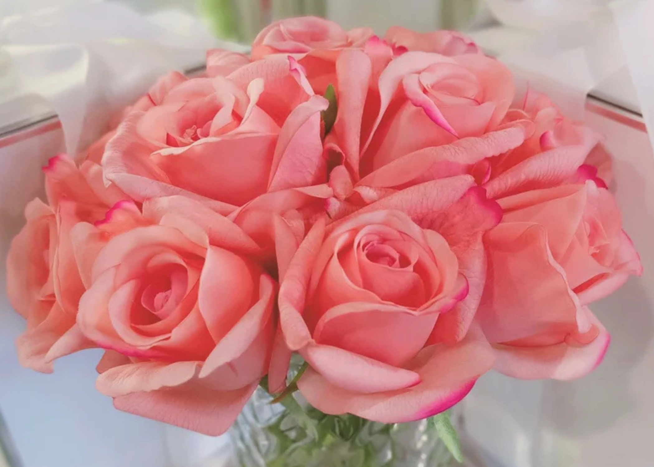 Linen Obsession "Rose Buds Herringbone Bouquet" in Glass Vase – Artificial Silk Flowers