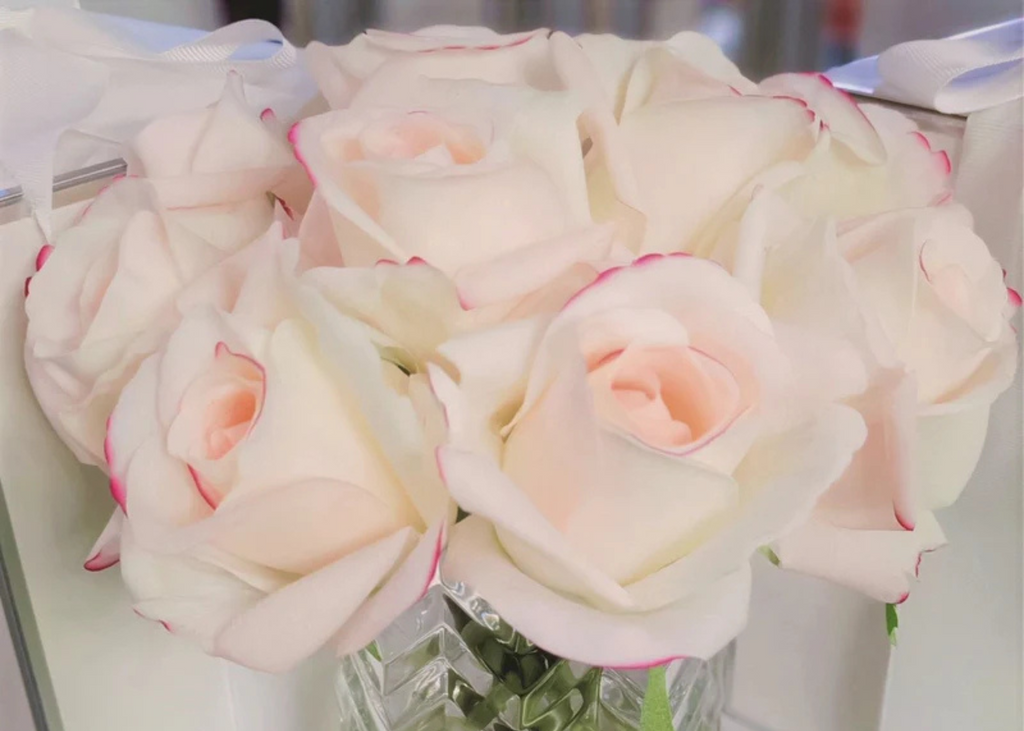 Linen Obsession "Rose Buds Herringbone Bouquet" in Glass Vase – Artificial Silk Flowers