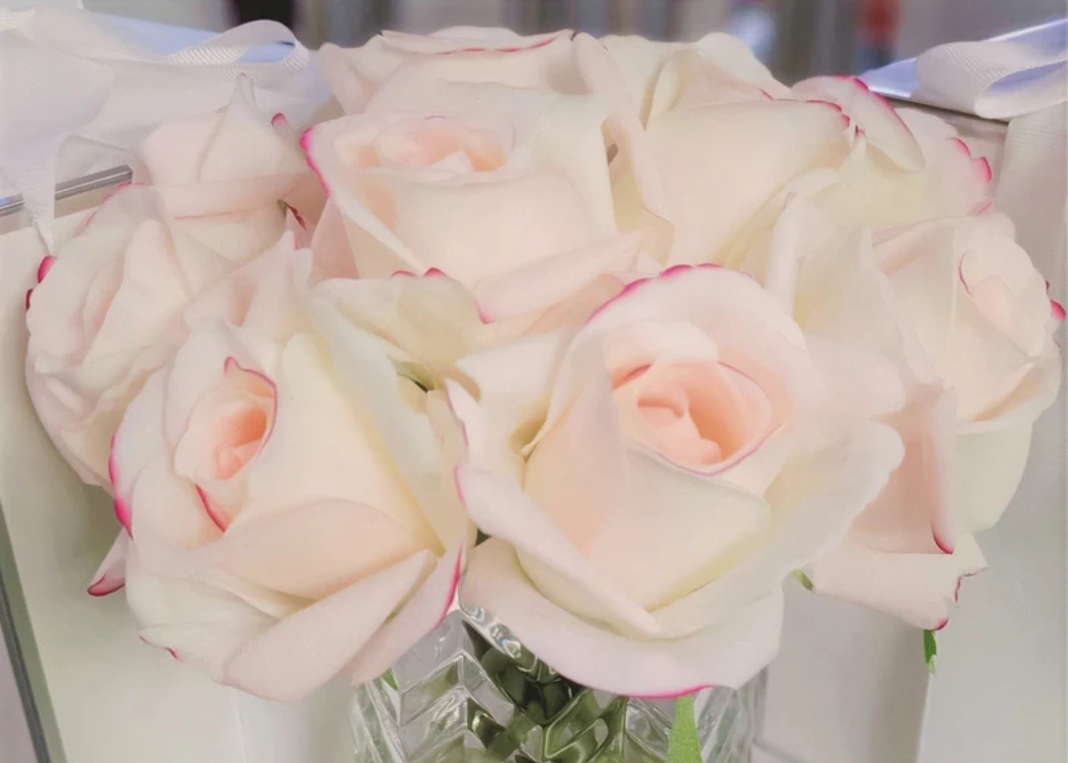 Linen Obsession "Rose Buds Herringbone Bouquet" in Glass Vase – Artificial Silk Flowers